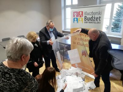 Otwarto urny z kartami do glosowania na KBO 2022
