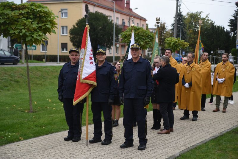 Odsłonięcie pszczółki na pomniku Dzierżona